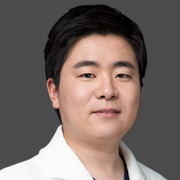 山東青島博士醫(yī)學(xué)美容醫(yī)院呂春龍醫(yī)生照片