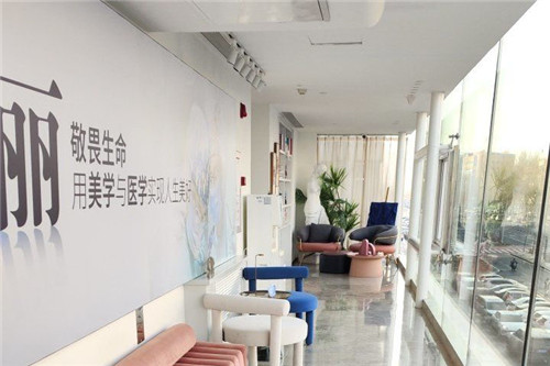 哈爾濱瑞麗醫(yī)療美容醫(yī)院臨街走廊 哈爾濱瑞麗醫(yī)療美容醫(yī)院臨街走廊