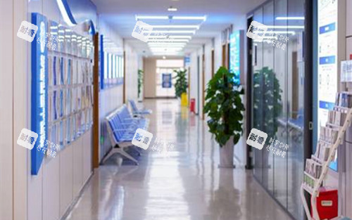 成都普瑞眼科內(nèi)部過(guò)道環(huán)境