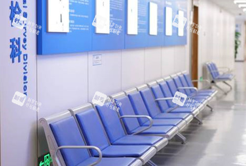 成都普瑞眼科過(guò)道休息等候區(qū)環(huán)境