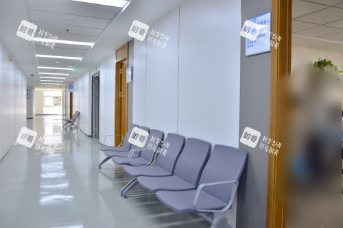 成都普瑞眼科醫(yī)院候診區(qū)