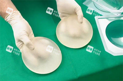 不同尺寸的隆胸假體 不同尺寸的隆胸假體