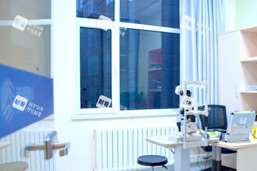 蘭州普瑞眼科醫(yī)院驗光區(qū)