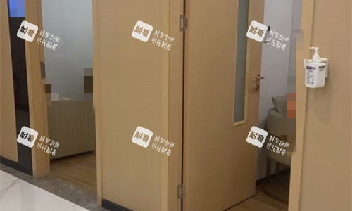 成都軍大整形診室門口展示