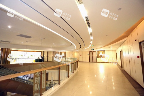 成都小青草眼科醫(yī)院怎么樣？成華區(qū)鵬瑞利3樓，醫(yī)生匯聚的特色摘鏡選